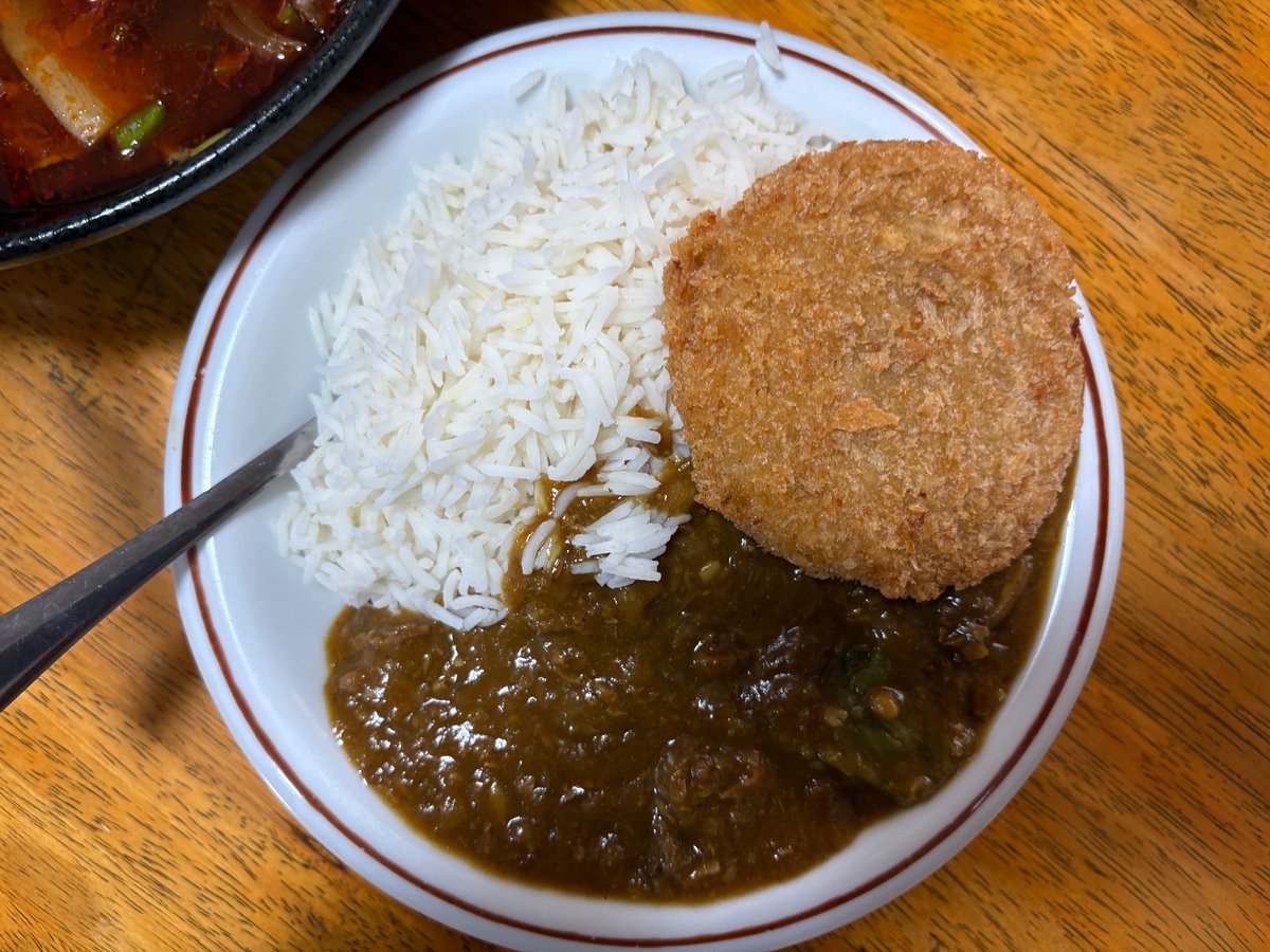 バスマティライスとメンチカツを添えたカレー