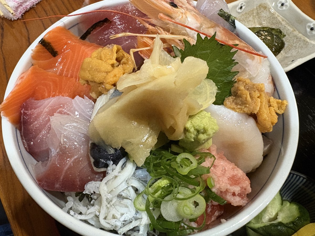 エビやサーモン、マグロ、ウニなどが盛られた特選海鮮丼
