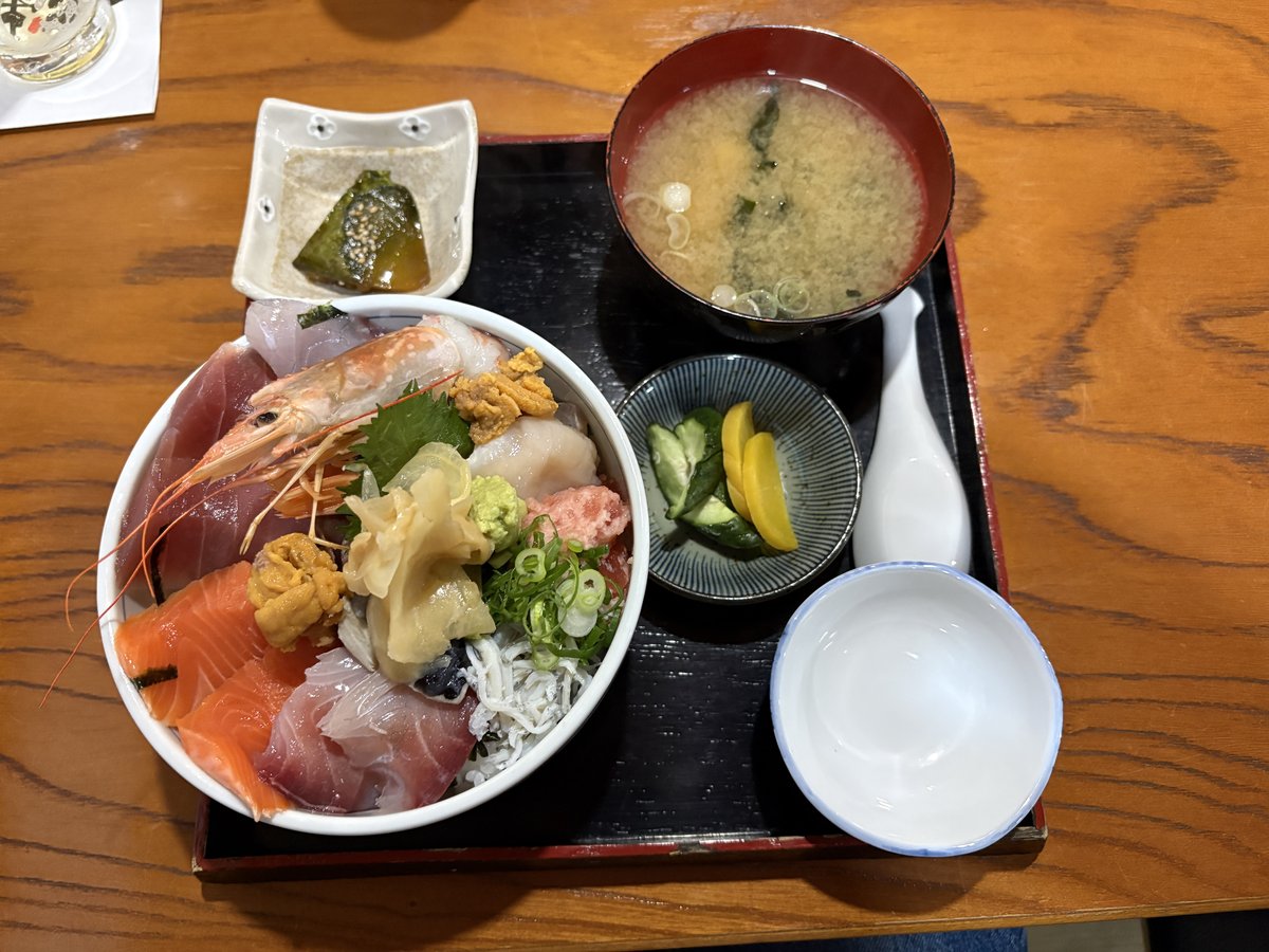 和食処 伊達乃家の特選海鮮丼と味噌汁、小鉢、漬物