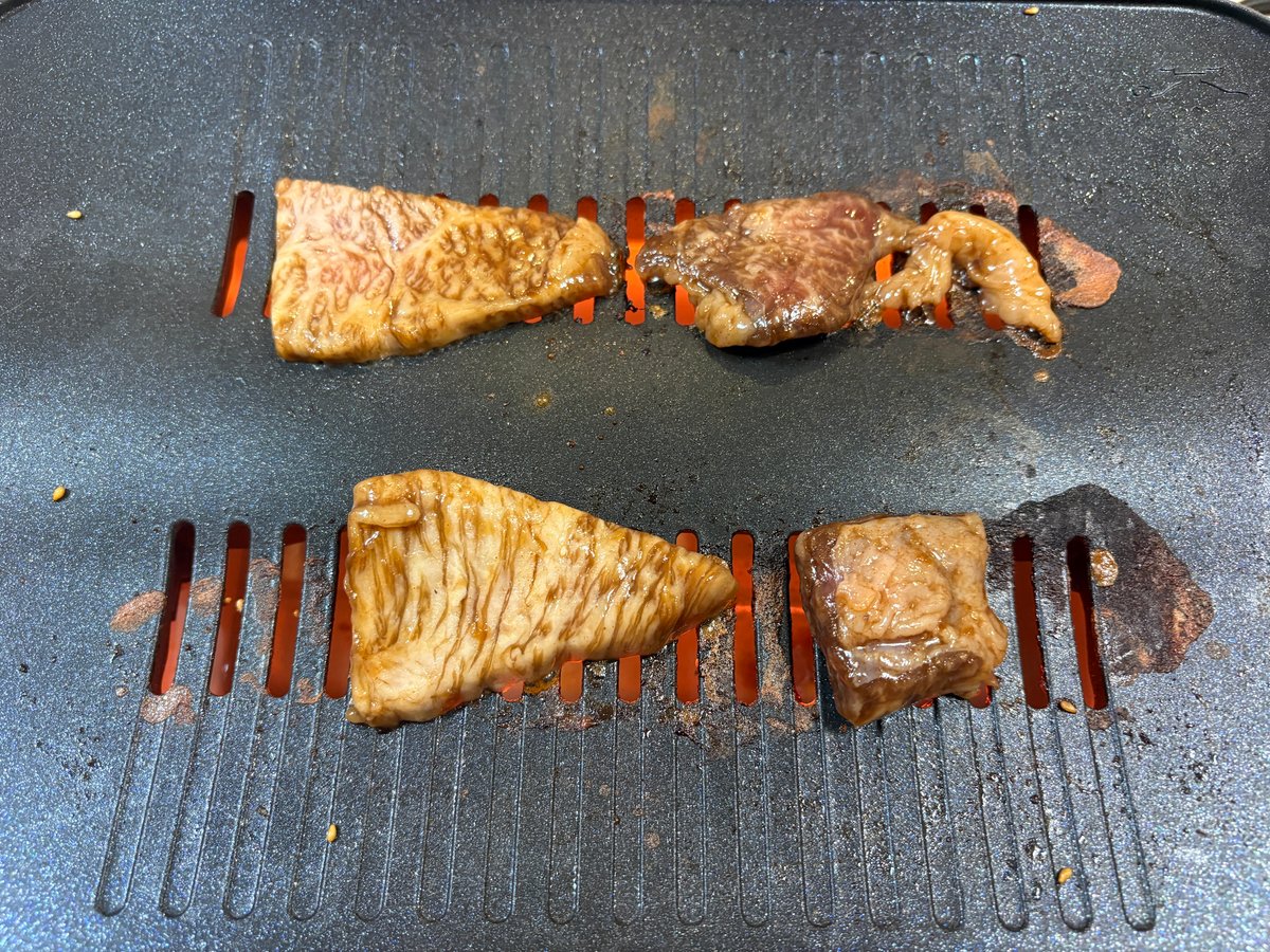 アラジンのグリルで焼いている和牛カルビ