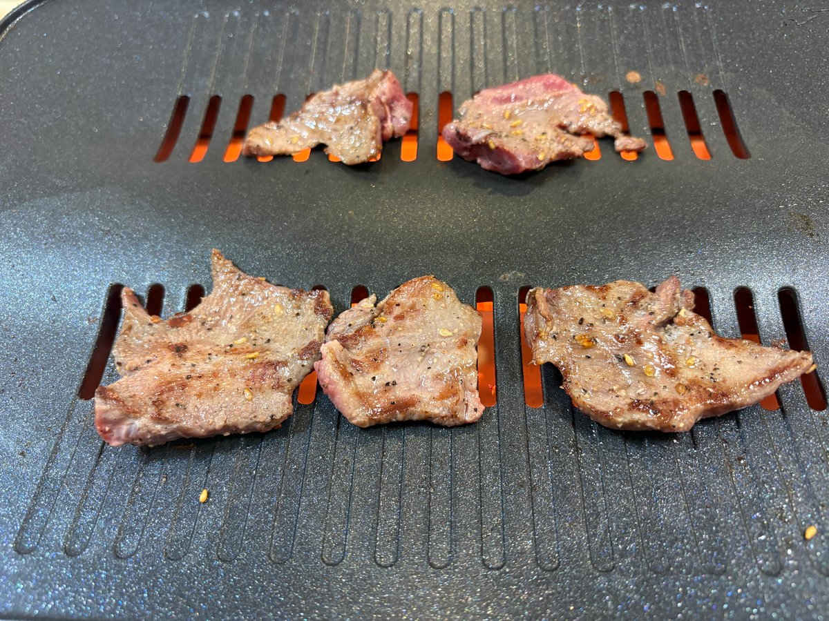アラジンのグリルに並べて焼いている牛タン5枚