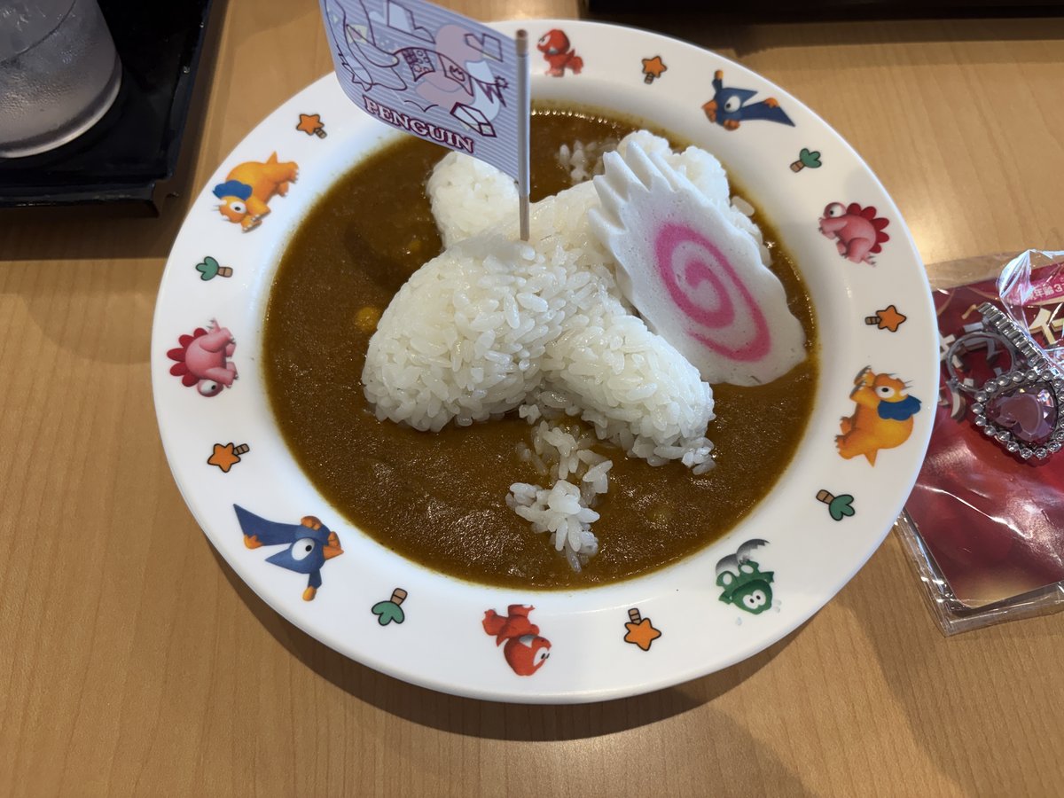子ども用のカレー。ご飯が飛行機の形に盛り付けられ、旗とナルトが添えられている