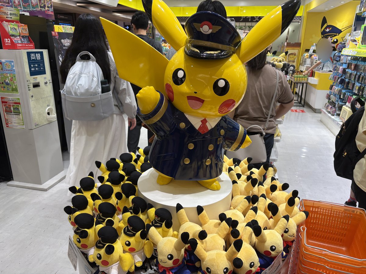 新千歳空港のポケモンストアとパイロット姿のピカチュウ