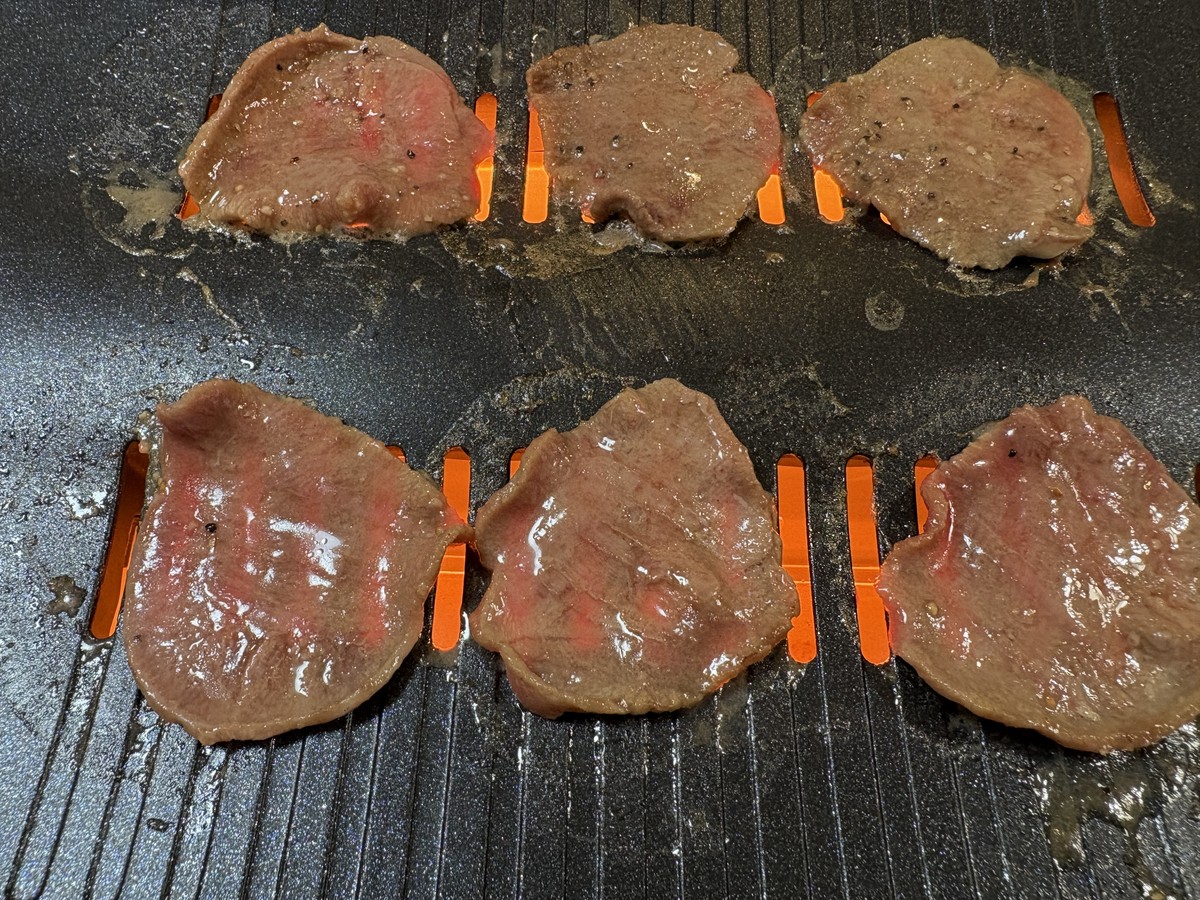 アラジンで焼いている牛タン