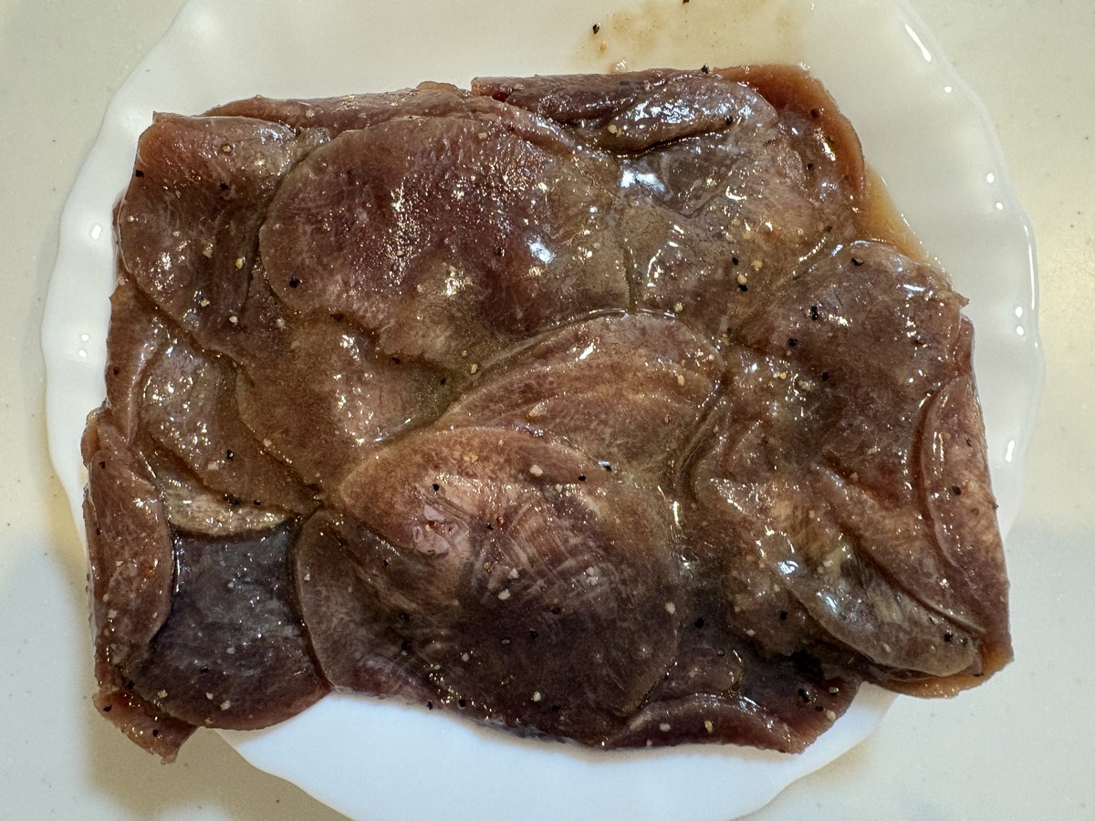 お皿に盛った牛タン
