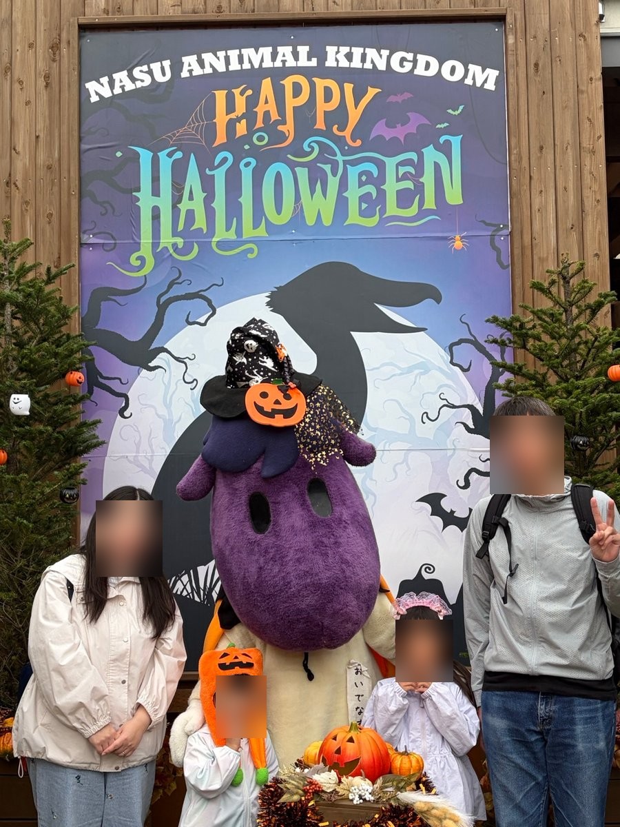 ハロウィーンの飾りの前で撮った家族写真