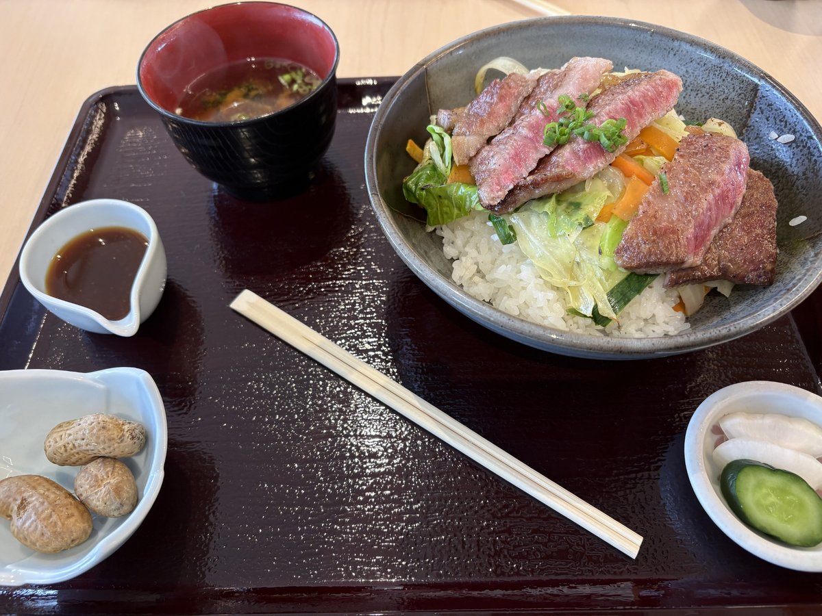 なすとらんのお肉と大盛りご飯