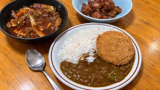 香米とメンチカツを添えたカレー、湯葉料理、唐揚げが並ぶ食卓