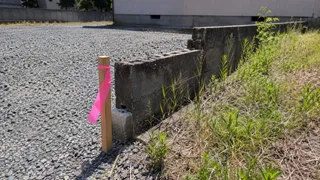 実家の土地の境界立会いに行ってきた。20分で終わったが、俺の登記住所は古いままだった
