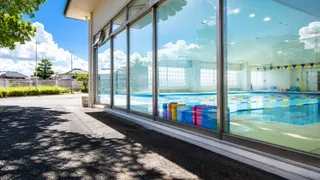 夏休みの短期水泳教室が始まった。熊谷40度予想の中で見学して、帰りは丸亀の冷たいぶっかけうどん