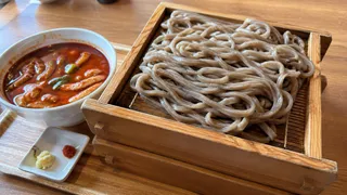 田舎っぺうどんの翌日にやまや製麺所へ。赤辛肉汁と黒うどんを食べ比べた
