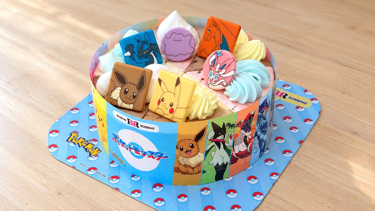 ピカチュウやイーブイなどのチョコレートを飾ったポケモンのアイスケーキ