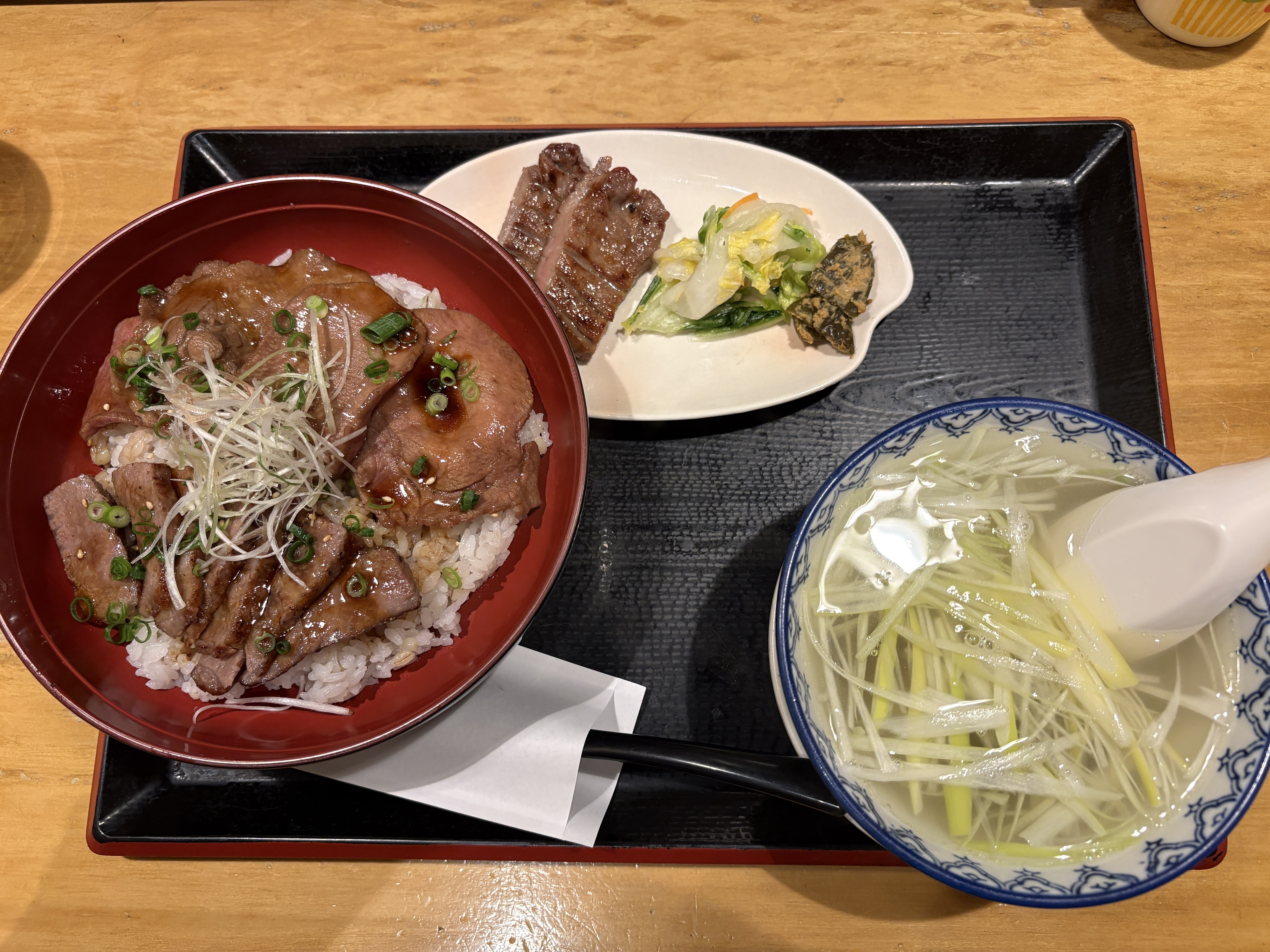 昼食の牛たん丼