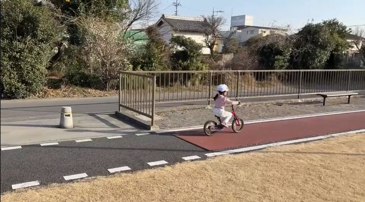 姉がペダル付きの14Xで乗ってる図